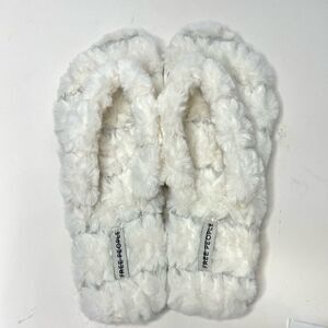 Free‎ People Fair Weather Fuzzy Flip Flop Slipper in Ivory Size 9 New in box